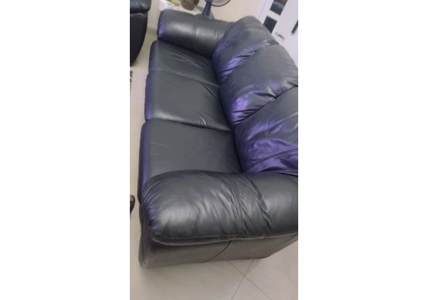 Sofá de 3 lugares e 2 lugares preto bem conservado