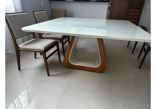 Mesa de jantar Lírios em vidro e madeira.
