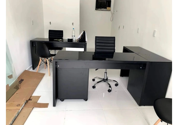 Mesa de escritório com tampo de vidro