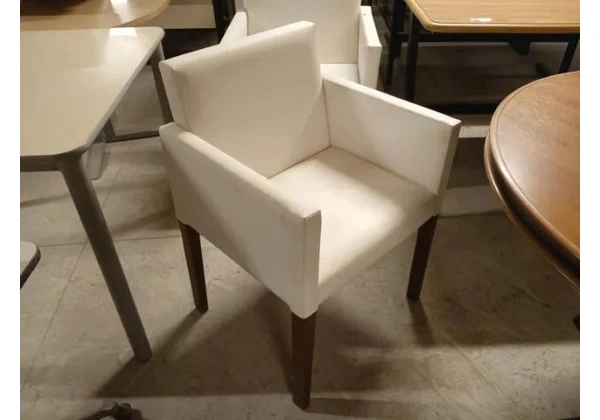 Poltrona fixa estofada c/ braços em Couro Ecológico / Tecido Bege 85 cm x 60 cm x 55 cm