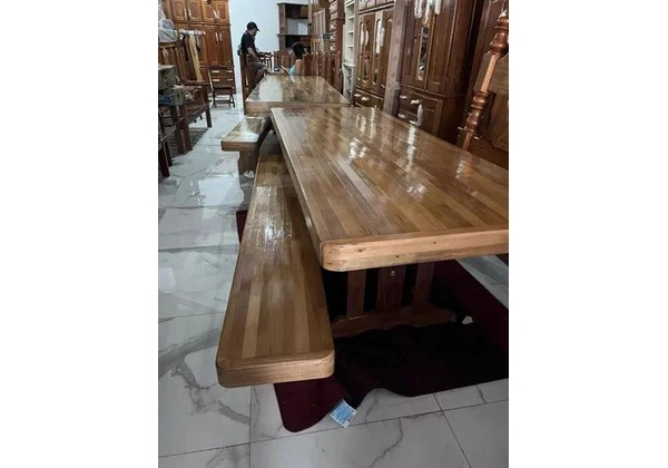 Mesa em madeira com bancos