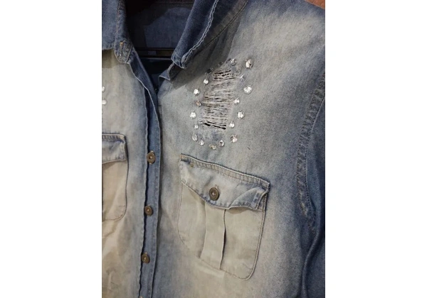 Camisa Jeans Destroyed com Detalhes em Strass