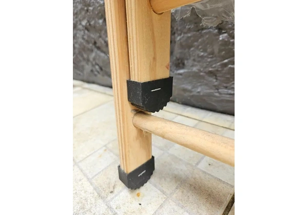 Tábua de passar roupa azul com pés de proteção