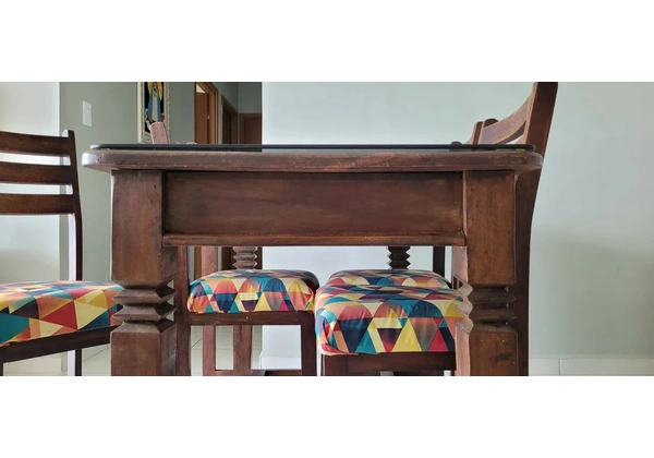 Mesa com cadeiras madeira maciça, tampo de vidro