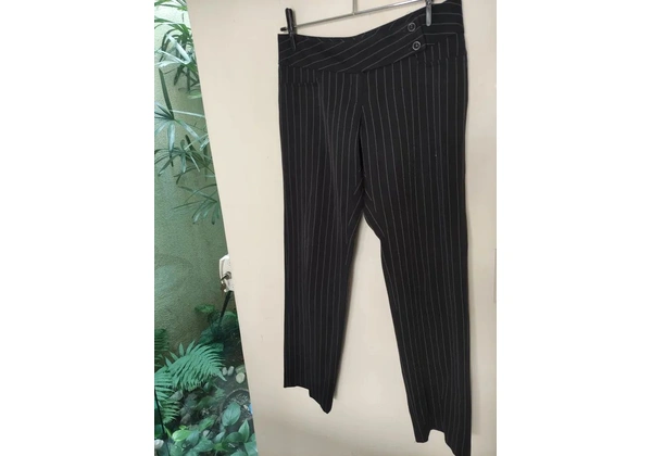 MIROA calça alfaiataria risca de giz Tam 40 50, 00<br>Cintura 39, 5cm<br>Quadril 50cm<br>Com strach