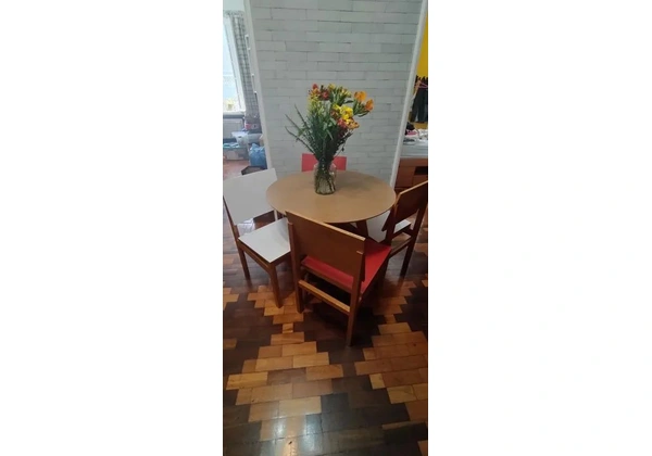 Mesa e Cadeiras de Jantar em Madeira