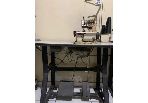 Máquina de costura Galoneira