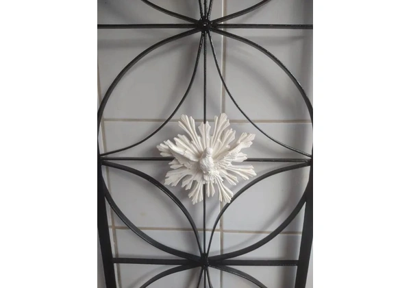 Quadro espírito santo em ferro arabesco