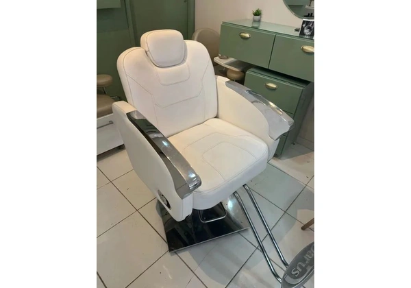 Cadeira para salão e barbearia semi nova