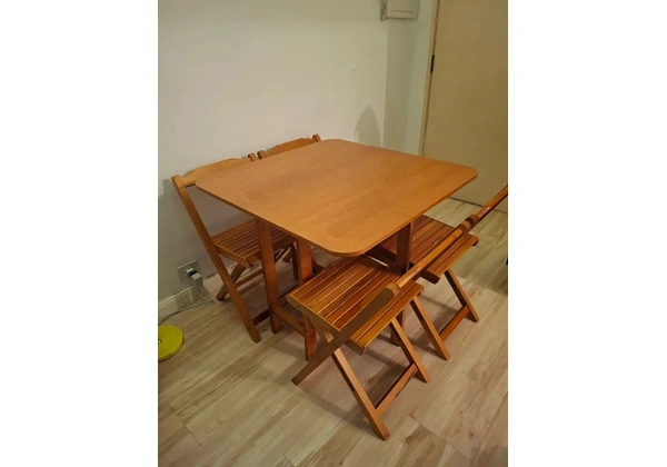 Mesa dobrável com 4 cadeiras