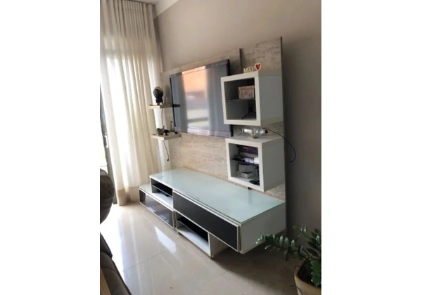 Home com painel e rodinhas