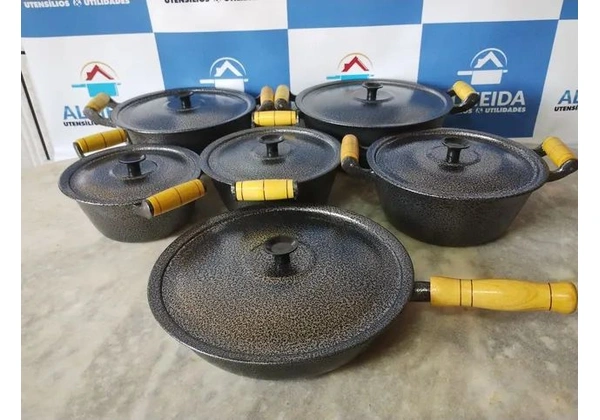 Panela de alumínio batido 5 pç mais Frigideira preta na Oferta 270 reais avista!