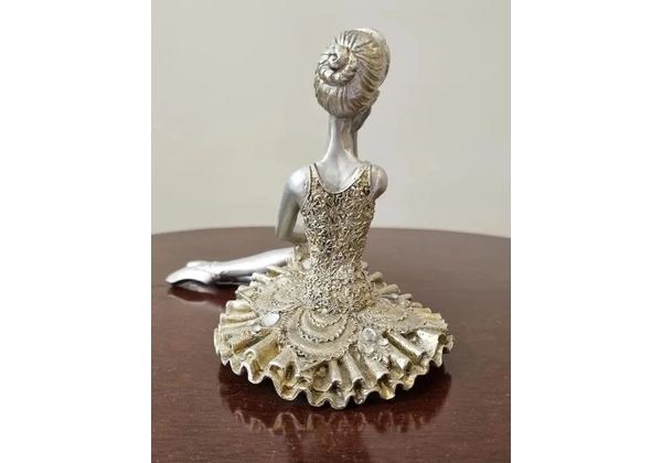 Bailarina sentada.