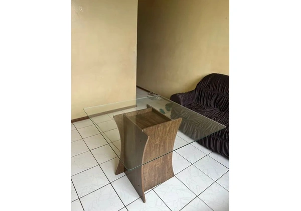 Mesa de vidro com pés em MDF