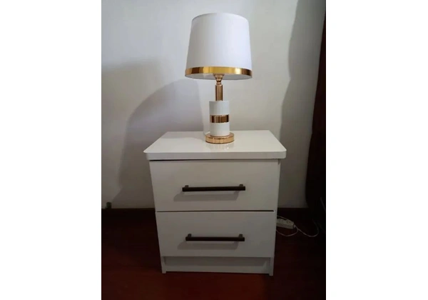 VENDO O CONJUNTO DE 2MESAS DE CABICEIRA + ABAJOUR