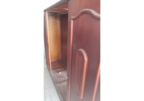Guarda roupas colonial