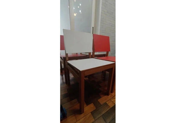 Mesa e Cadeiras de Jantar em Madeira