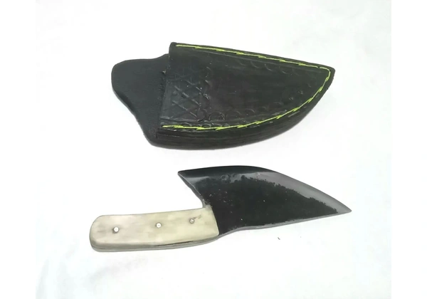 Faca coureadeira cabo em osso feito de disco de arado forjada e temperada com bainha