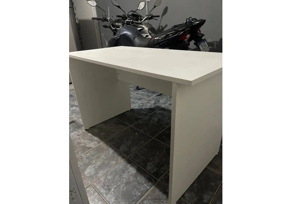 Mesa de Escritório Branca Semi Nova