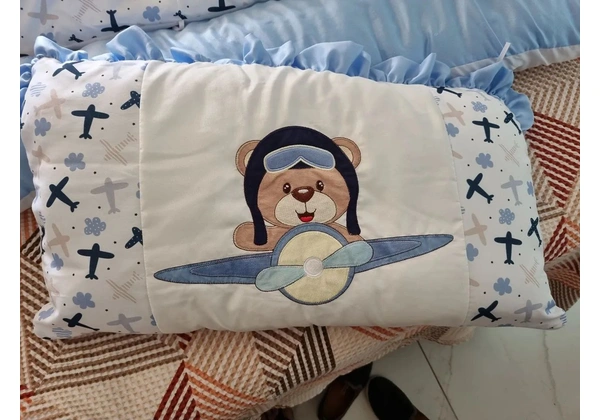 Protetor de berço tema urso aviador