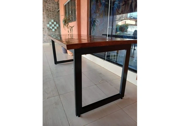 Mesa de madeira maciça com pés de ferro