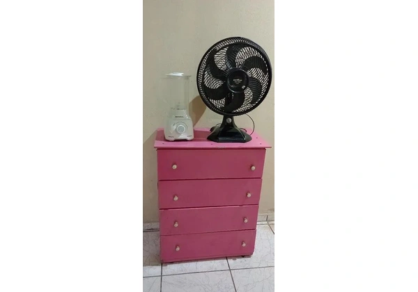 Cômoda, ventilador e liquidificador