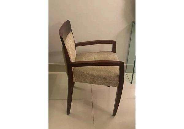 Mesa quadrada de mármore com 06 cadeiras