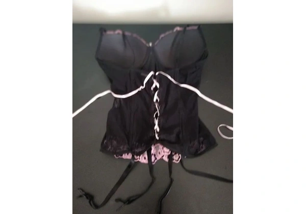 Corset ou Espartilho sexy preto com detalhes em renda rosa e fita de cetim