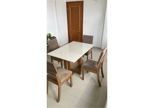 Mesa de jantar branca com 4 cadeiras
