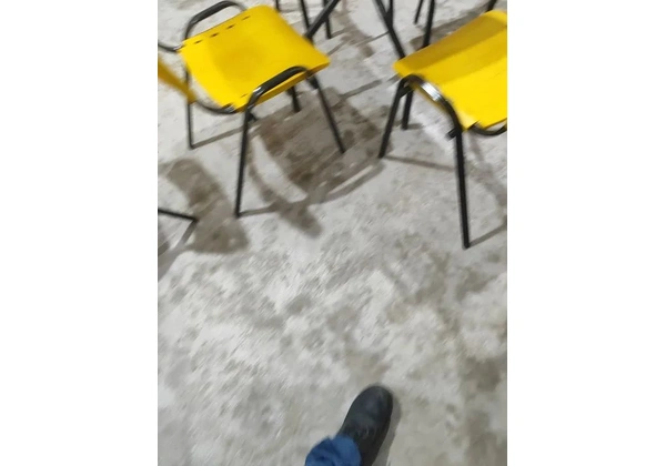 Vendo 3 mesas e 12 cadeiras plásticas, estrutura em aço galvanizado