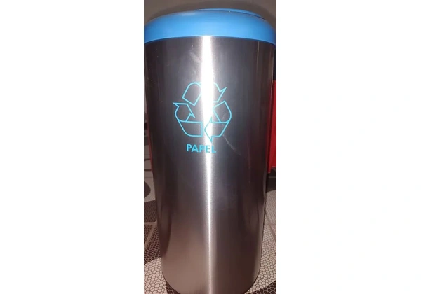 Lixeira de aço inox.