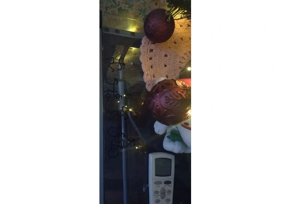 Mesa de computador ou escrivaninha em tampos fé vidro com detalhes e cadeira vai junto