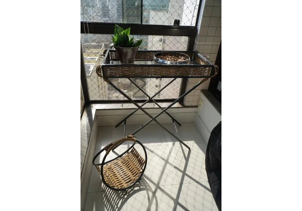 Aparador de Ferro com Tampo de Vidro + Cesta de Vime - Conjunto para Decoração