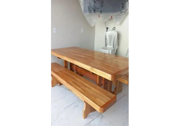 Mesa em madeira com bancos