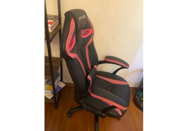 Vendo cadeira game perfeita! Ela tem um rasgo que não interfere em nada!