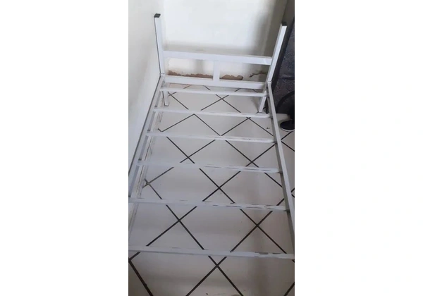 Cama de solteiro de aço - Refoçada
