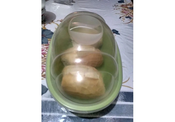 Porta pães com tampa Plasutil.