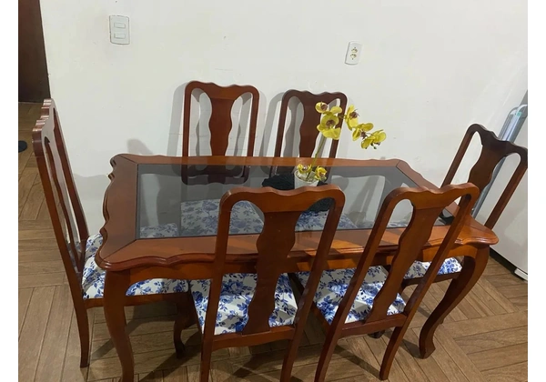 Entrego mesa em madeira maciça com 6 cadeiras