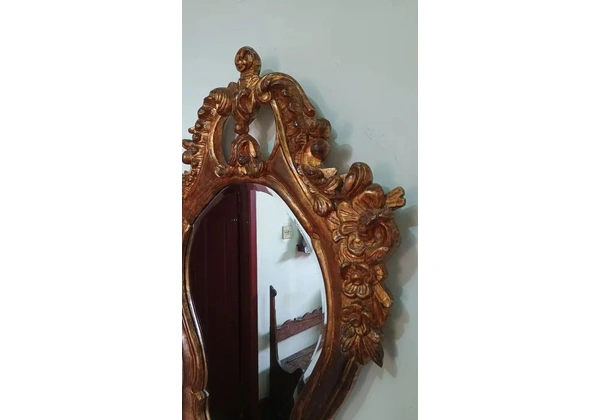 Espelho com moldura folheada com folhas de ouro