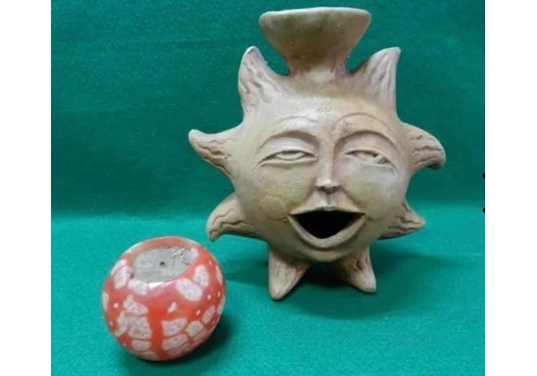 Antigo porta velas e aromatizador de cerâmica com formato de sol