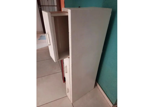 Penteadeira branca com três gavetas