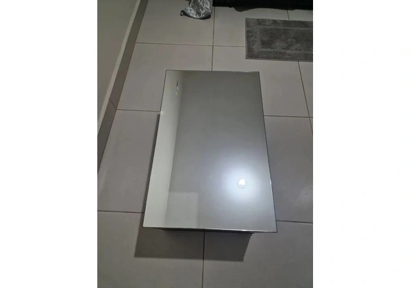 Mesa de centro em MDF com espelho em cima