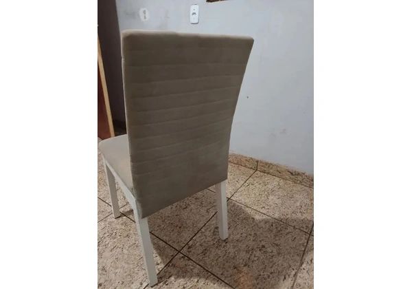 Mesa com 4 cadeiras acolchoada