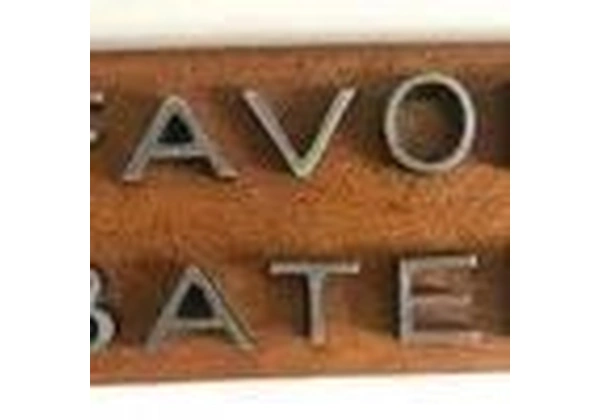Placa indicativa - Favor Bater - em madeira e letras em resina imitando metal