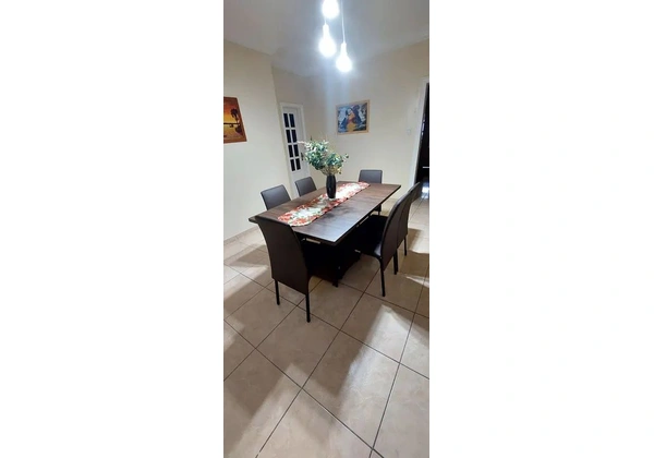 Conjunto de mesa e cadeira de jantar - cor tabaco.