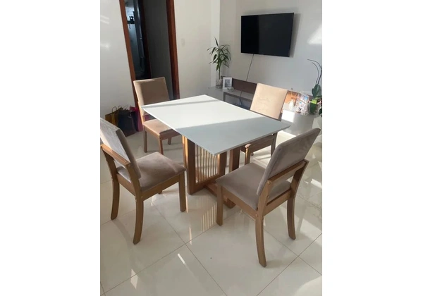 Mesa de jantar branca com 4 cadeiras
