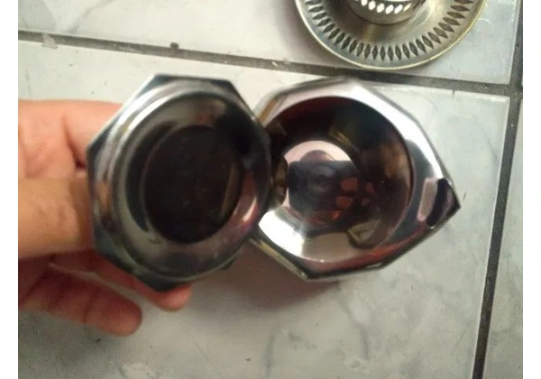 Jogo de café com xícaras de inox e porcelana