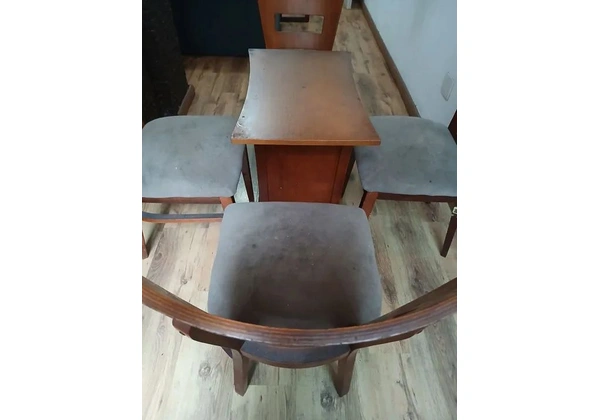 Conjunto Mesa com 4 cadeiras em madeira