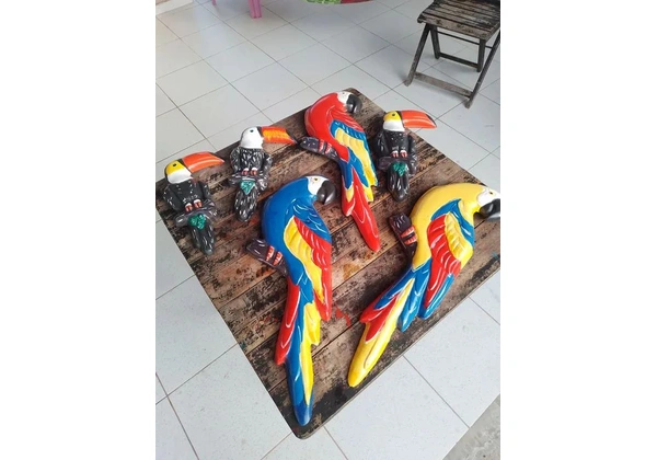 Arara, tucano é coruja de gesso