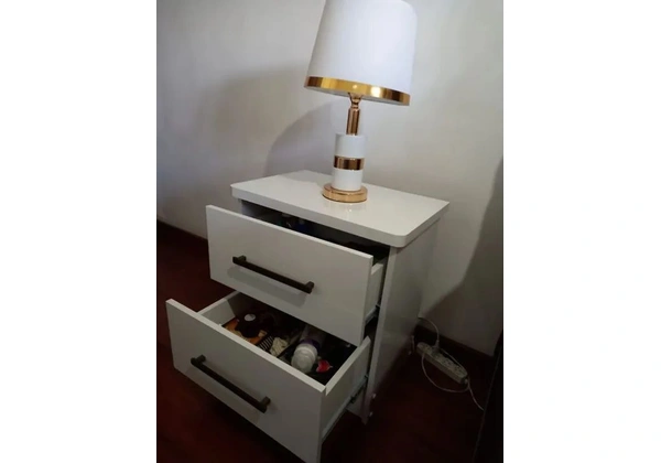 VENDO O CONJUNTO DE 2MESAS DE CABICEIRA + ABAJOUR